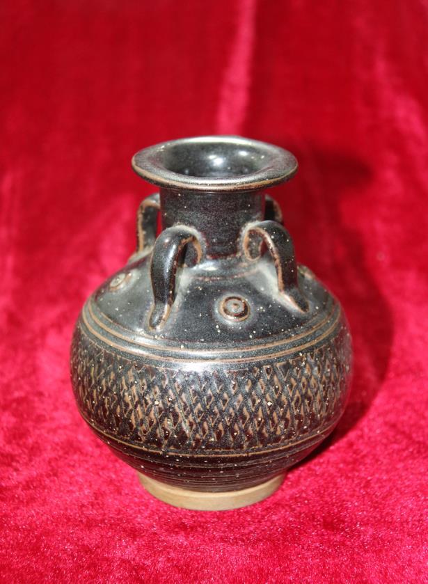 鹿邑县博物馆供图文物名称:宋代黑釉四系壶文物类型:瓷器文物年代