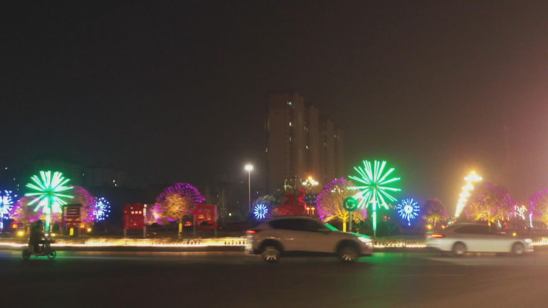 河南西峡县住建局扮靓城市迎新年